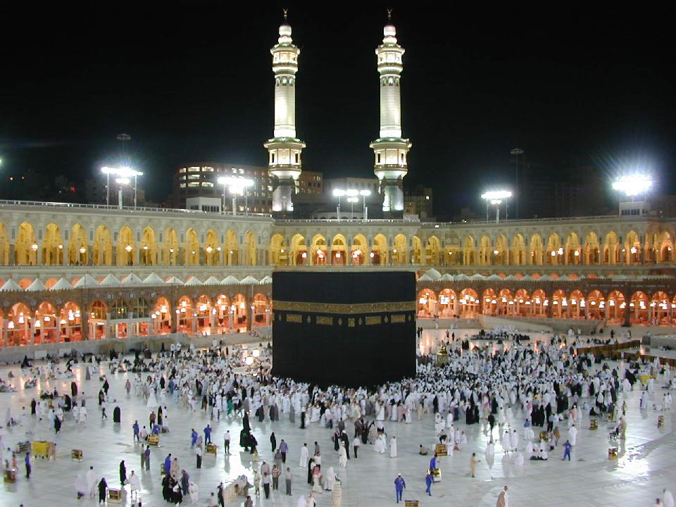 La Kaaba et la Grande Mosquée de La Mecque illuminées la nuit